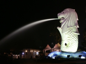 merlion fountain at the mouth of the singapore river